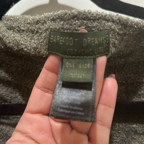NWOT Barefoot Dreams Olive green OS cozy chic poncho-not gray as in the pic - Picture 4 of 4